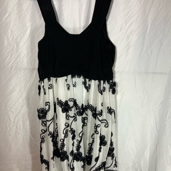 Black and white embellished dress - Picture 2 of 5